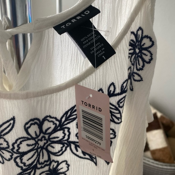 TORRID   floral thin strap tank top Embroidery Women’s Size 1 ( I - 22 ) - Picture 4 of 6